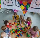 Baby's krijgen stress van te veel verzorgers