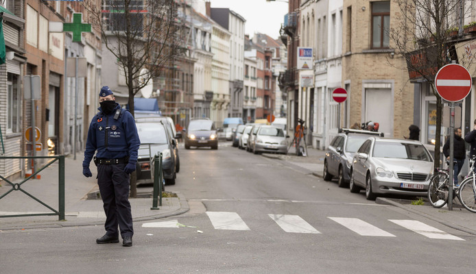 Politieagenten beveiligen de Brusselse wijk Molenbeek na het arrest van aanslagpleger Salah Abdeslam.