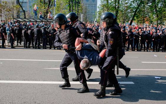 “Geen tsaar voor ons”: duizend arrestaties bij protesten tegen Poetin, ook oppositieleider Navalny opgepakt