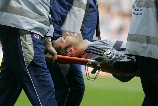 Petr Cech wordt afgevoerd met een schedelbasisfractuur.