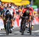 Sagan vloert Colbrelli na prangende spurt en neemt geel over van pechvogel Gaviria