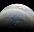 Nieuw ontdekt Jupitermaantje beweegt als botsauto tegen de stroom in