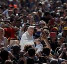 Berouwvolle paus Franciscus belooft dat de katholieke kerk nooit meer zal zwijgen over kindermisbruik