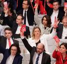 Duitse sociaaldemocraten maken weg vrij voor coalitieonderhandelingen met Merkel