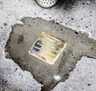 Bronzen steen voor moed en zelfopoffering