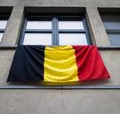 Opgelet: die Belgische vlag uit uw raam kan u duur komen te staan