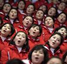 Noord-Koreaanse cheerleaders blijven juichen terwijl gezamenlijk Koreaans ijshockeyteam wordt verpletterd