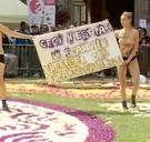 Halfnaakte actievoerders beschadigen Brussels bloementapijt als protest