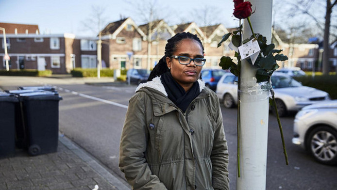 Luci Rimon in de straat op de plaats waar haar broer Shurandly en haar neefje Faichel gisteravond werden neergeschoten. Mensen hebben bloemen aan de lantaarnpaal gebonden. © Jan de Groen 