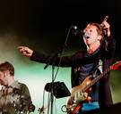 Zondig genot in de zondvloed: zo goed was dEUS op de Lokerse Feesten ★★★★☆