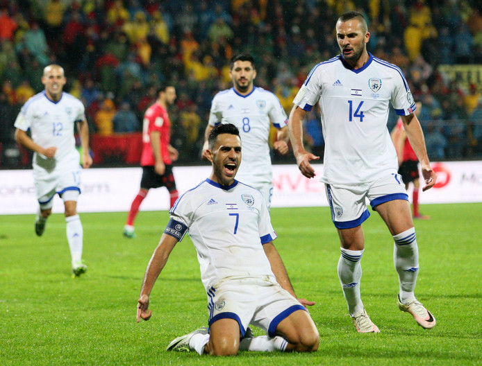 Jugador estrella Zahavi celebrando un gol de Israel contra Albania.