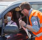 Voorbijgestreefd of niet, de Rode Kruis-sticker blijft verkopen: wat is het geheim?