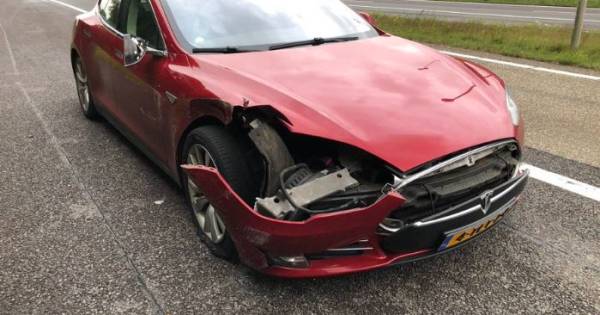 Blik op de weg 2.0: Dashcam filmt aanrijding voormalig presentator Leo de Haas op A50