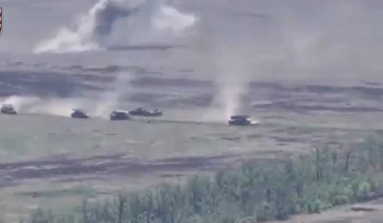 Tanks, pantsers, motorfietsen en 200 soldaten: Russen voeren een van grootste aanvallen in maanden uit