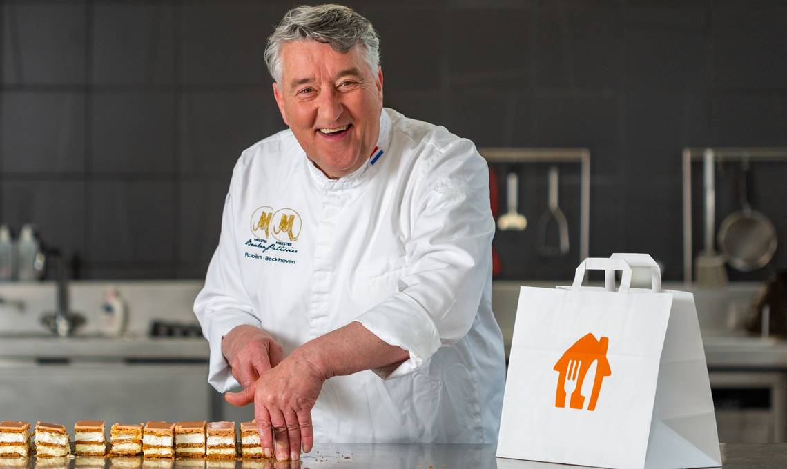 Robèrt van Beckhoven brengt ode aan de Koningsdag-klassieker: ‘De oranje tompouce blijft elk jaar de uitschieter’ 