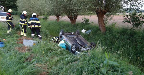 Oudere vrouw belandt met auto op de kop in sloot in Haps