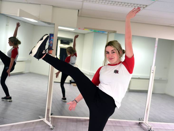 Dewi (15) kreeg corona: ‘Ik zat tien dagen op mijn kamer in quarantaine’