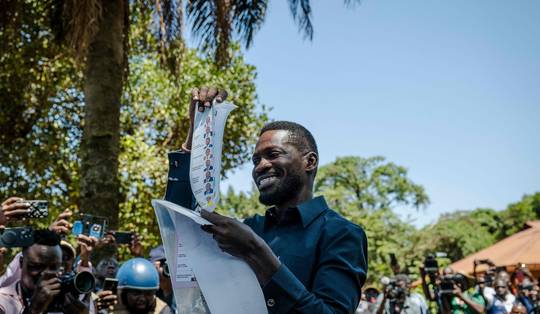 Oegandese oppositieleider Bobi Wine ontvoerd door leger na presidentsverkiezingen, meldt zijn partij