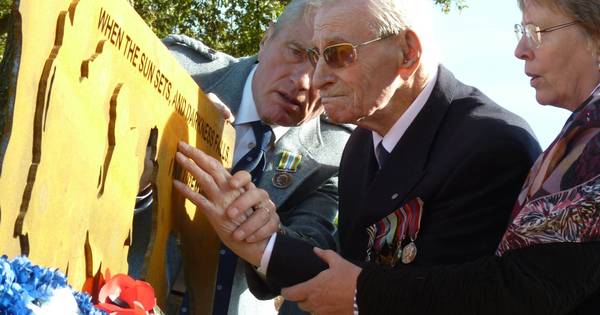 Emotioneel weerzien Britse piloot Ernest Holmes (97) met Vessem waar hij in ...
