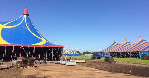 Mega-tenten staan voor BZB-festival 'Alle Remmen Los' op terrein Loosbroek