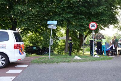 Man heeft glaasje op en rijdt in bocht zijn auto de bosjes in