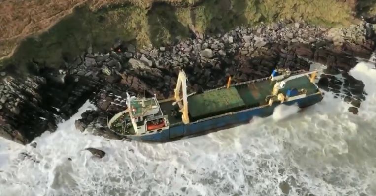 De MV Alta liep vast voor de Ierse kust.