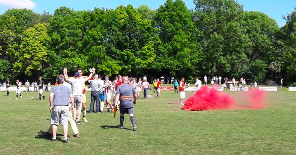 Meijer zorgt met prachtgoals voor promotie Rijnland naar vierde klasse - De Gelderlander