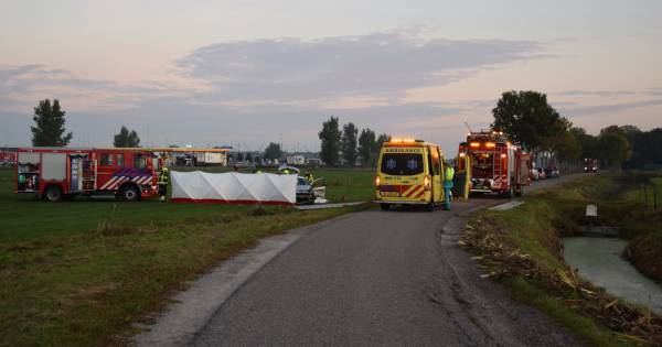 Bestuurder (42) overlijdt nadat auto over de kop slaat en in sloot belandt