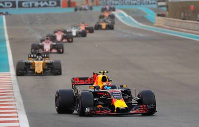 Vuurwerk blijft uit voor Verstappen in laatste race van 2017