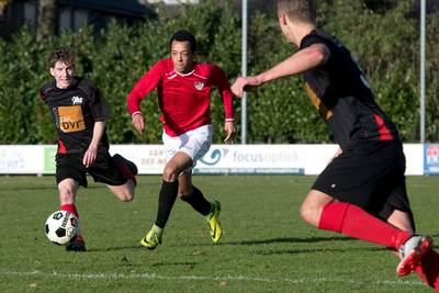 Amateurvoetballer Rheden krijgt rood in Zeddam voor reactie op racistische opmerkingen, duel wel uit