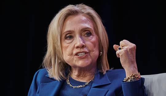 Hillary Clinton: ‘Was nooit op de hoogte van Epsteins misdaden’ • Rechter beslist dat Trump balzaal mag bouwen