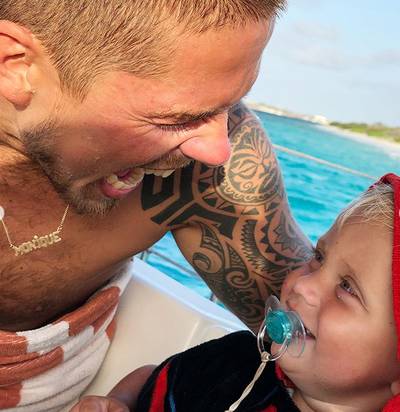 Vriendin André Hazes is kritiek op speengebruik zoontje spuugzat