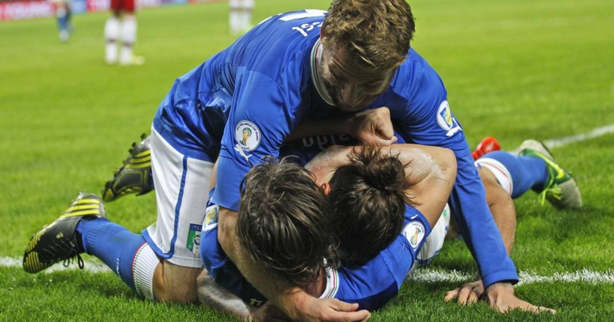 Italië met tien man langs Denemarken | WK voetbal | hln.be