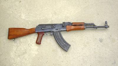 Limburger (39) aangehouden: kalasjnikov, munitie en drugs in huis