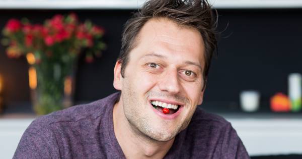 Ze Heeft Gewacht Op Een Koelere Dag Maar Nu Is Ze Er Eindelijk Tv Kok Jeroen De Pauw Verwelkomt Dochtertje Showbizz Hln Be