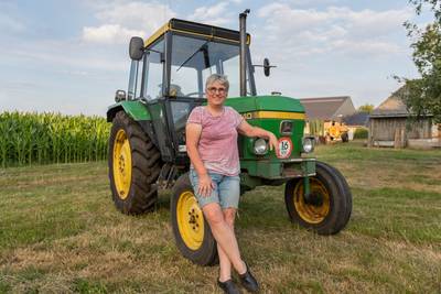 Lerares Paula werd 50 en kocht een tractor. Nu rijdt ze heel Nederland door.