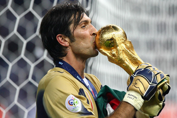 Gianluigi Buffon met de wereldbeker in 2006.