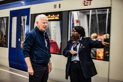 Gerard Cox (78) stapt voor eerste keer metro in