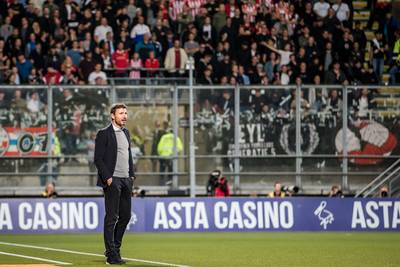 Van Bommel in zijn nopjes: 'Heb mijn spelers gezegd dat dit zelden gebeurt'