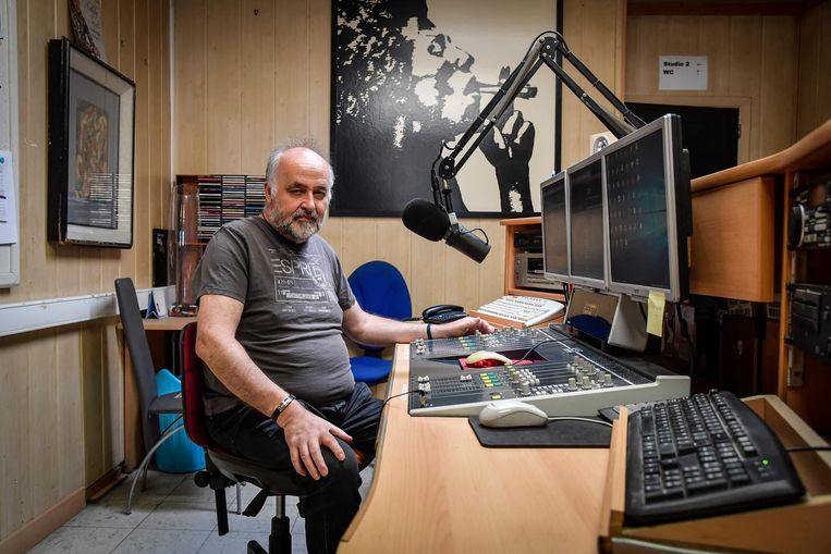 Maurits de Saeger in de studio van Radio Beiaard. De zender mag nog uitzenden tot 31 december.