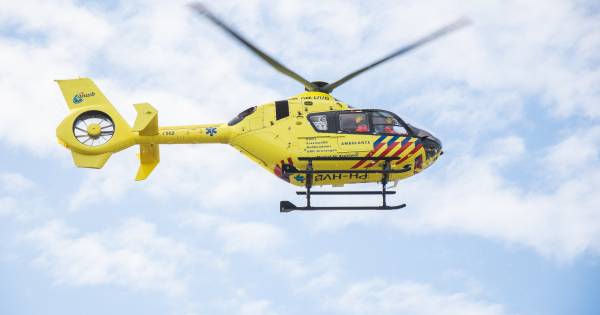 Traumahelikopter landt in Waddinxveen voor ongeval.