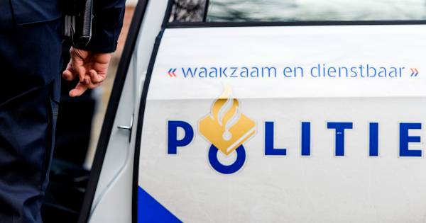 'Drie van de jongens droegen donker gekleurde trainingspakken, één van hen had een rood trainingspak aan.