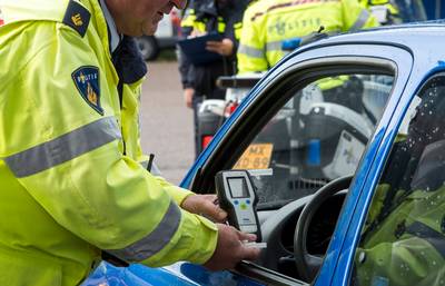 Medeweggebruikers rijden dronken, slingerende man klem in Brabant