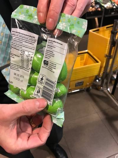 Meisje (4) bijt op naald in paaseitje van de Jumbo