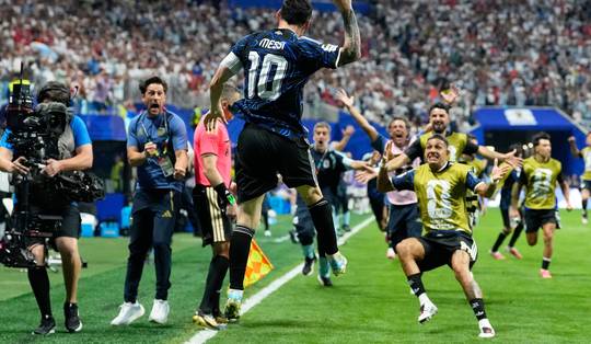 Argentinië wint halve finale tegen Engeland en speelt WK-finale tegen Spanje