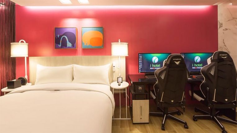 Dit hotel is een paradijs voor gamers op elke kamer staan 