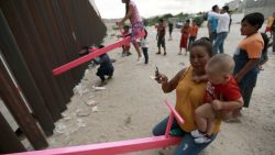 Grensmuur tussen VS en Mexico krijgt wipplank voor kinderen zodat ze nog met elkaar kunnen spelen