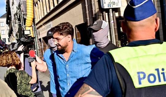Groen-voorzitter Aimen Horch opgepakt tijdens protestactie tegen Israëlische vlag aan Antwerps stadhuis