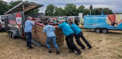 Harde wind en dreigende wolken: ballonnen blijven aan de grond in Grave