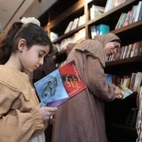 Voor het eerst in jaren is er een bibliotheek geopend in Gaza: ‘Ik ben door het puin geklommen en heb de boeken één voor één gered’